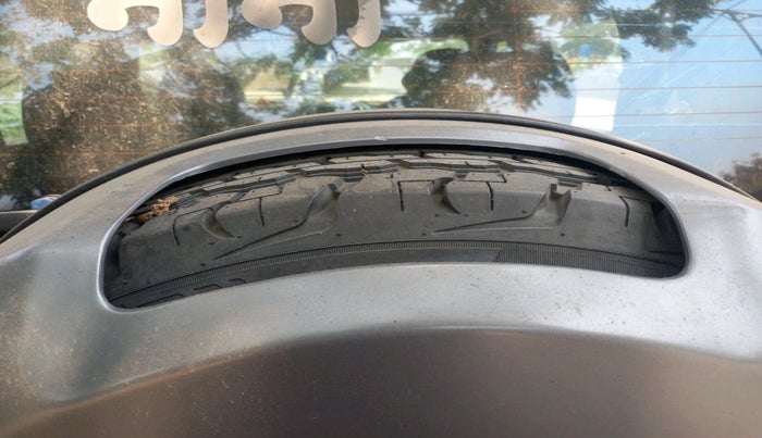 2018 Mahindra TUV300 T10, Diesel, Manual, 1,11,724 km, tyre