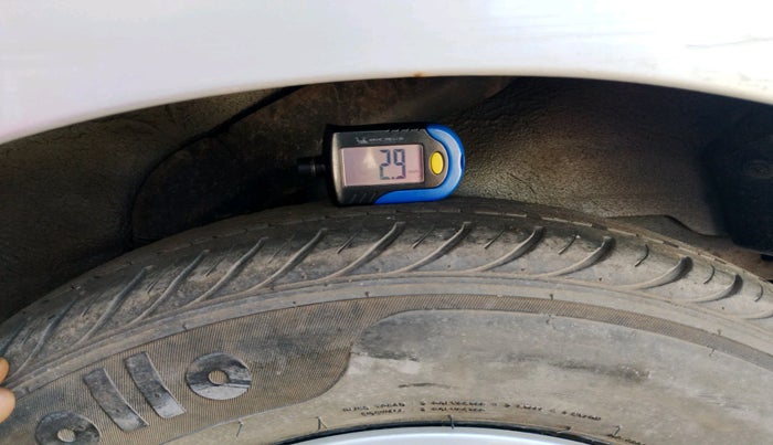 2013 Hyundai i10 MAGNA 1.1, Petrol, Manual, 1,18,810 km, tyre