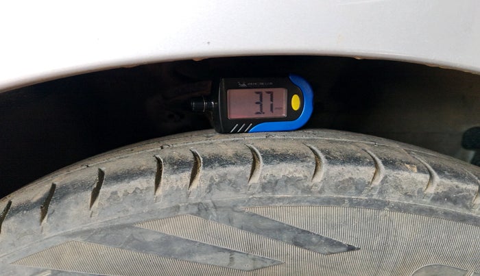 2013 Hyundai i10 MAGNA 1.1, Petrol, Manual, 1,18,810 km, tyre