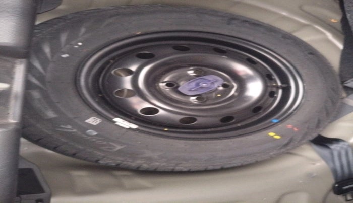 2022 Maruti Swift VXI AMT, Petrol, Automatic, 34,533 km, tyre