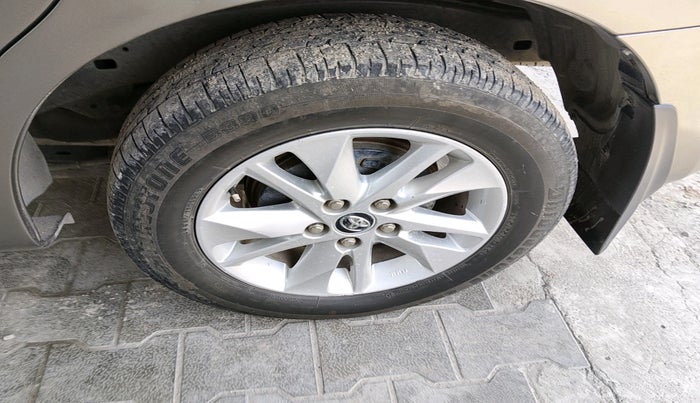 2017 Toyota Innova Crysta 2.8 GX AT 7 STR, Diesel, Automatic, 2,29,543 km, tyre