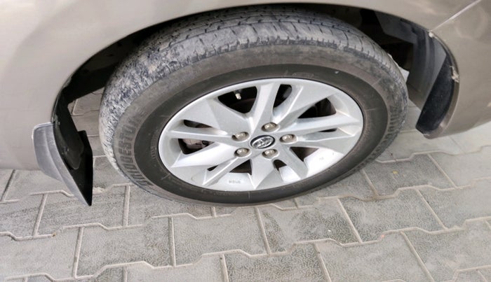 2017 Toyota Innova Crysta 2.8 GX AT 7 STR, Diesel, Automatic, 2,29,543 km, tyre