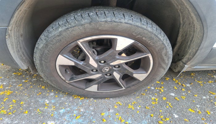 2022 Tata PUNCH CREATIVE AMT 1.2 RTN DUAL TONE, Petrol, Automatic, 34,310 km, tyre