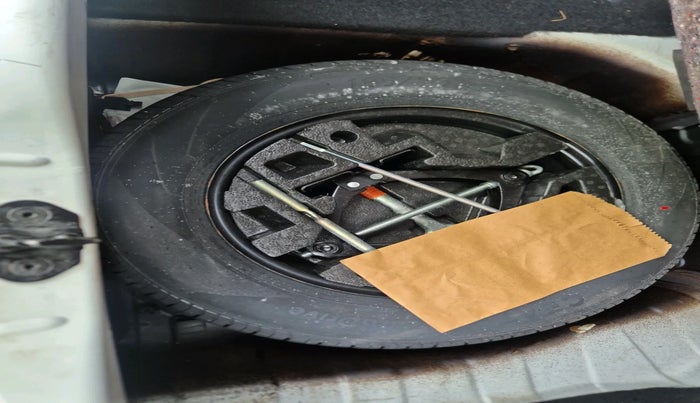 2022 Tata PUNCH CREATIVE AMT 1.2 RTN DUAL TONE, Petrol, Automatic, 34,310 km, tyre