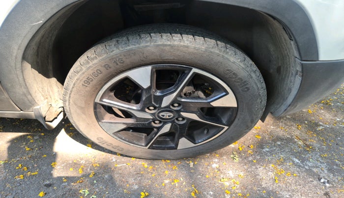 2022 Tata PUNCH CREATIVE AMT 1.2 RTN DUAL TONE, Petrol, Automatic, 34,310 km, tyre