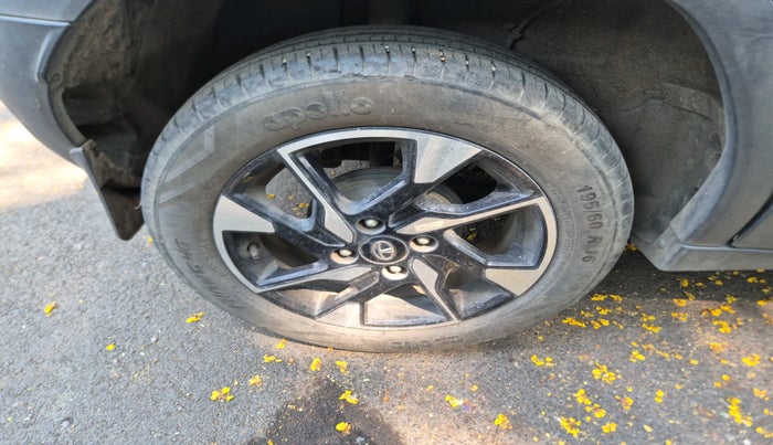 2022 Tata PUNCH CREATIVE AMT 1.2 RTN DUAL TONE, Petrol, Automatic, 34,310 km, tyre