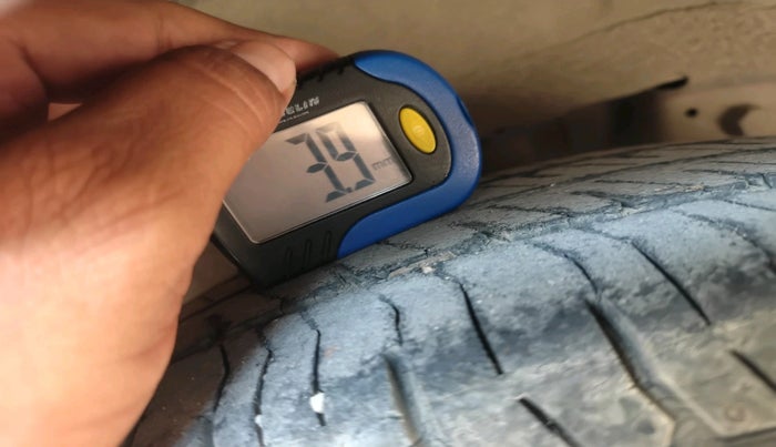 2013 Hyundai Eon MAGNA +, Petrol, Manual, 1,40,535 km, tyre