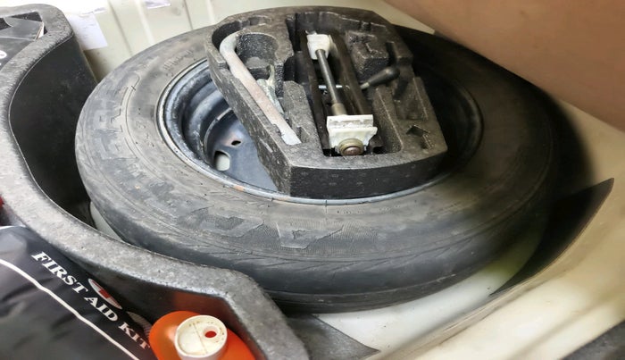 2011 Volkswagen Vento TRENDLINE 1.6, Petrol, Manual, 45,745 km, tyre