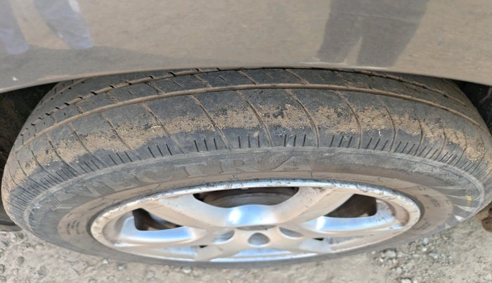 2013 Volkswagen Vento HIGHLINE 1.6 MPI, CNG, Manual, 1,44,651 km, tyre