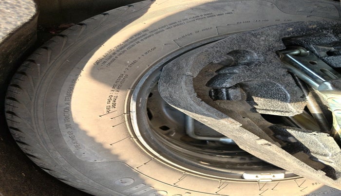 2013 Volkswagen Vento HIGHLINE 1.6 MPI, CNG, Manual, 1,44,651 km, tyre