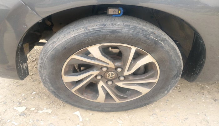 2022 Toyota Innova Crysta 2.7 GX 8 STR, Petrol, Manual, 53,013 km, tyre