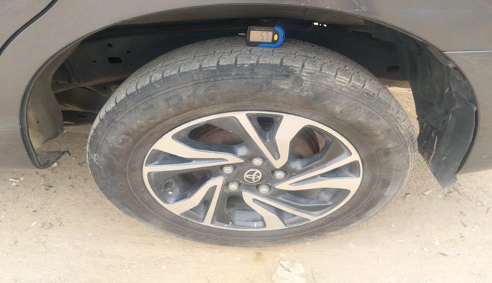 2022 Toyota Innova Crysta 2.7 GX 8 STR, Petrol, Manual, 53,013 km, tyre