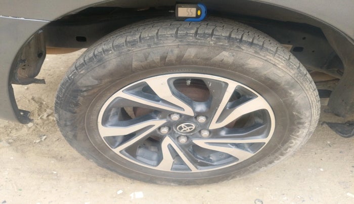 2022 Toyota Innova Crysta 2.7 GX 8 STR, Petrol, Manual, 53,013 km, tyre