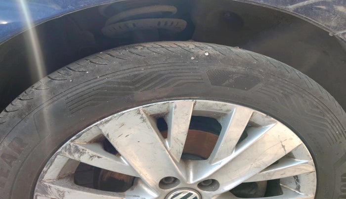 2015 Volkswagen Vento HIGHLINE PETROL AT, Petrol, Automatic, 70,000 km, tyre