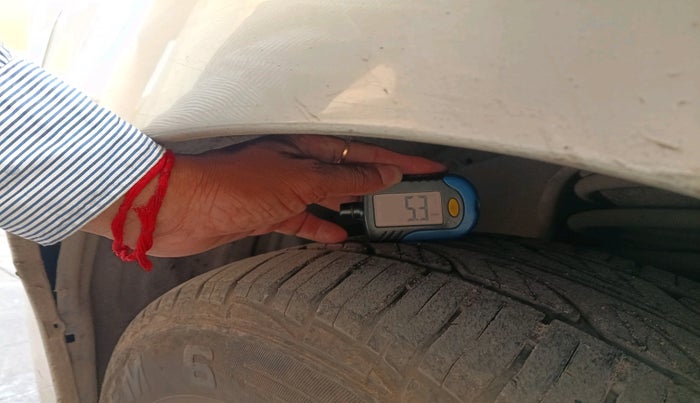 2014 Toyota Innova 2.5 GX 8 STR, Diesel, Manual, 1,63,573 km, tyre