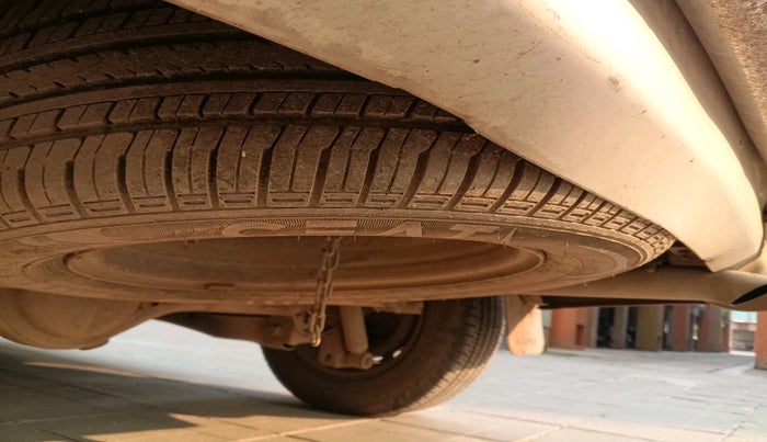 2014 Toyota Innova 2.5 GX 8 STR, Diesel, Manual, 1,63,573 km, tyre