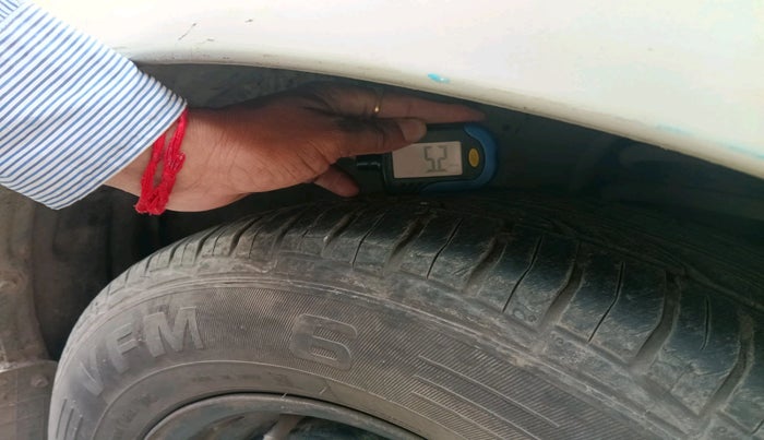 2014 Toyota Innova 2.5 GX 8 STR, Diesel, Manual, 1,63,573 km, tyre