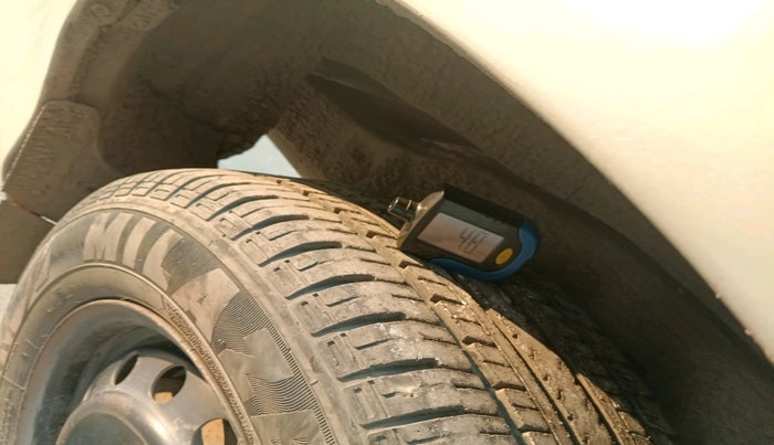 2014 Toyota Innova 2.5 GX 8 STR, Diesel, Manual, 1,63,573 km, tyre