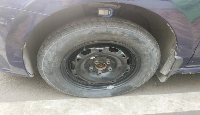 2011 Volkswagen Vento HIGHLINE 1.6 MPI, Petrol, Manual, 1,43,800 km, tyre