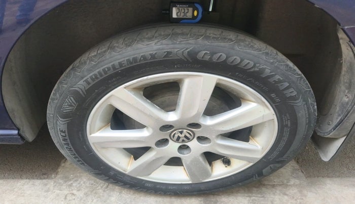 2011 Volkswagen Vento HIGHLINE 1.6 MPI, Petrol, Manual, 1,43,800 km, tyre