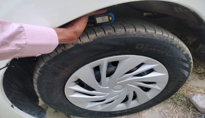 2012 Toyota Innova 2.5 GX 8 STR, Diesel, Manual, 1,19,235 km, tyre