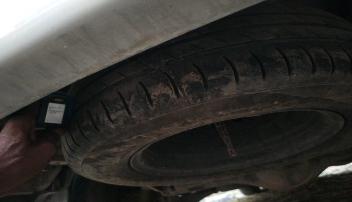 2012 Toyota Innova 2.5 GX 8 STR, Diesel, Manual, 1,19,235 km, tyre