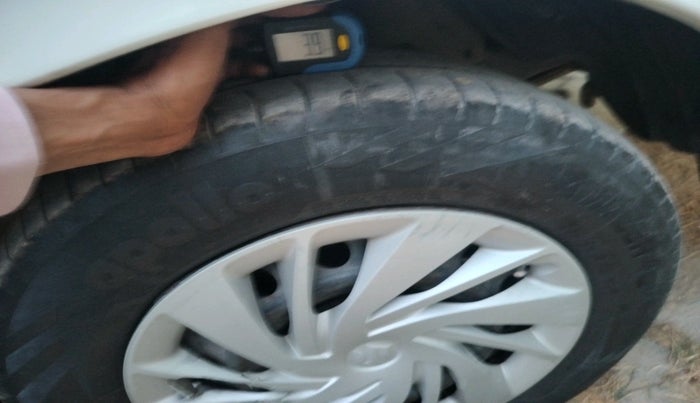 2012 Toyota Innova 2.5 GX 8 STR, Diesel, Manual, 1,19,235 km, tyre