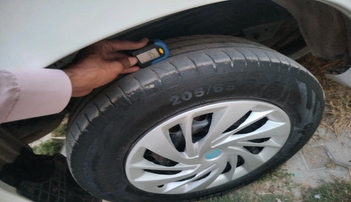 2012 Toyota Innova 2.5 GX 8 STR, Diesel, Manual, 1,19,235 km, tyre