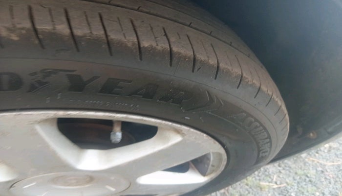 2006 Skoda Laura L&K 1.9 PD MT, Diesel, Manual, 1,42,000 km, tyre