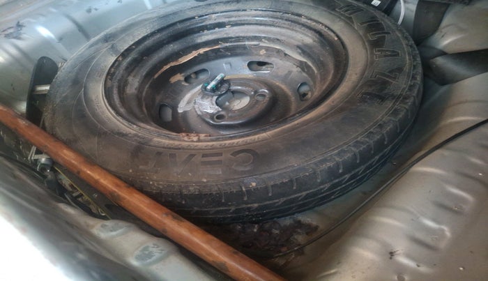 2016 Renault Kwid RXL, Petrol, Manual, 1,04,250 km, tyre