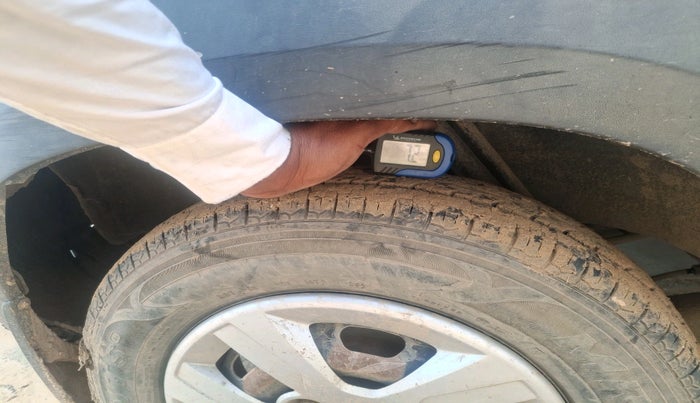 2016 Renault Kwid RXL, Petrol, Manual, 1,04,250 km, tyre