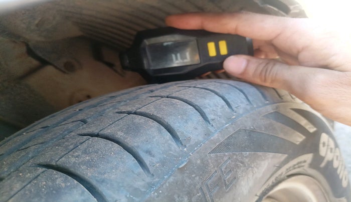 2012 Hyundai Eon ERA +, Petrol, Manual, 80,750 km, tyre