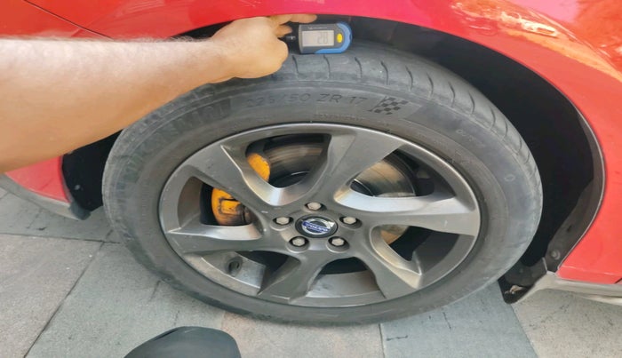 2014 Volvo V40 Cross Country D3, Diesel, Automatic, 1,05,385 km, tyre