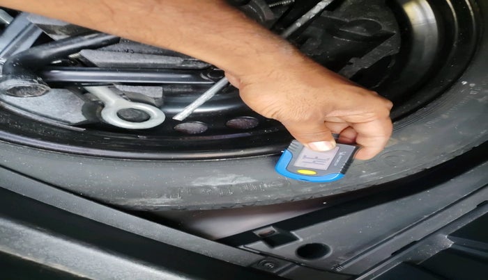 2014 Volvo V40 Cross Country D3, Diesel, Automatic, 1,05,385 km, tyre