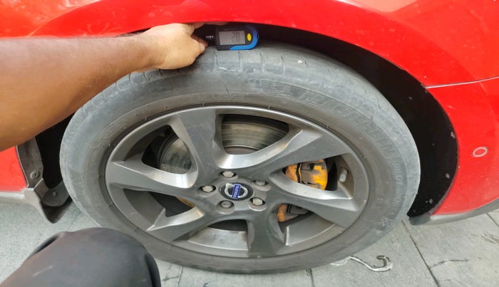 2014 Volvo V40 Cross Country D3, Diesel, Automatic, 1,05,385 km, tyre