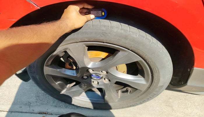 2014 Volvo V40 Cross Country D3, Diesel, Automatic, 1,05,385 km, tyre