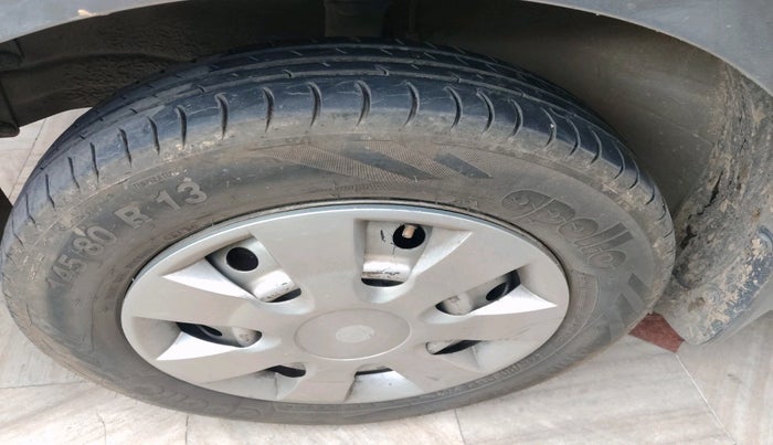 2015 Maruti Wagon R 1.0 LXI CNG, CNG, Manual, 1,57,241 km, tyre