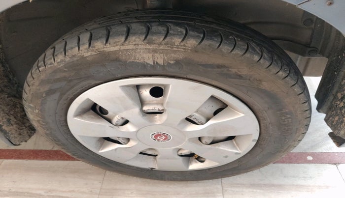 2015 Maruti Wagon R 1.0 LXI CNG, CNG, Manual, 1,57,241 km, tyre