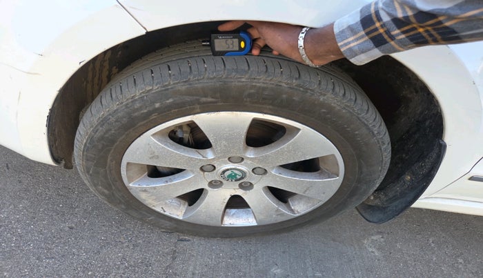 2011 Skoda Superb ELEGANCE 1.8 TSI MT, Petrol, Manual, 1,11,770 km, tyre