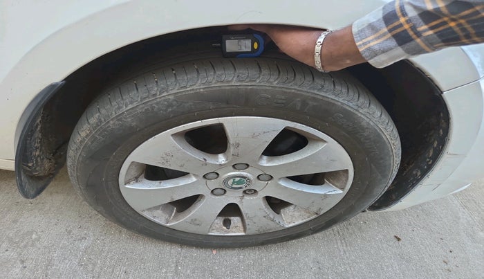 2011 Skoda Superb ELEGANCE 1.8 TSI MT, Petrol, Manual, 1,11,770 km, tyre