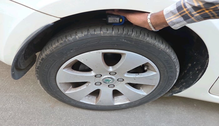 2011 Skoda Superb ELEGANCE 1.8 TSI MT, Petrol, Manual, 1,11,770 km, tyre