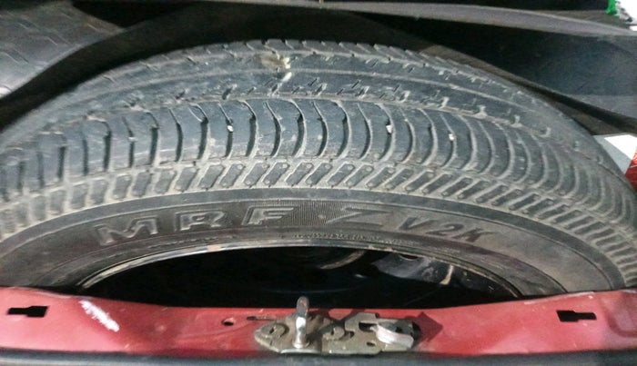 2012 Maruti Swift VXI, CNG, Manual, 1,04,490 km, tyre