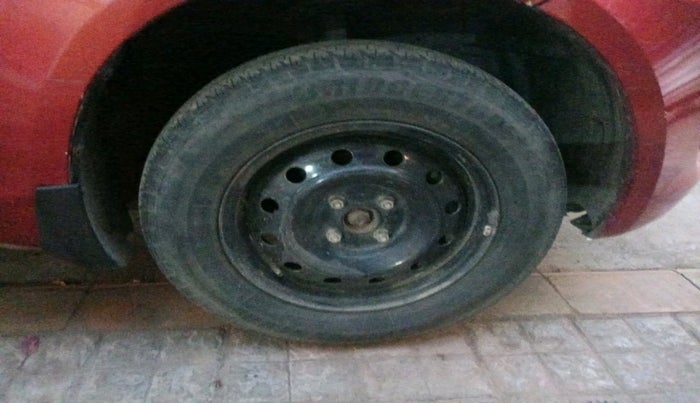 2012 Maruti Swift VXI, CNG, Manual, 1,04,490 km, tyre