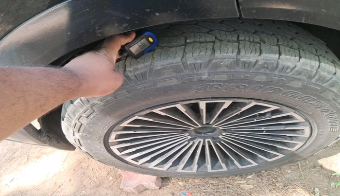 2024 Mahindra XUV700 AX7 Luxury Pack Diesel MT 7 STR, Diesel, Manual, 1,27,115 km, tyre