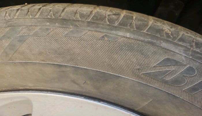 2010 Maruti Swift LXI, Petrol, Manual, 1,27,367 km, tyre