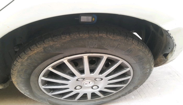 2012 Maruti Swift VXI, CNG, Manual, 1,68,759 km, tyre