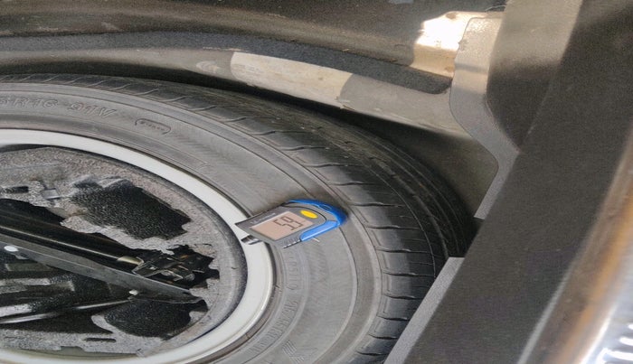 2011 Skoda Superb ELEGANCE 2.0 TDI CR AT, Diesel, Automatic, 1,57,279 km, tyre