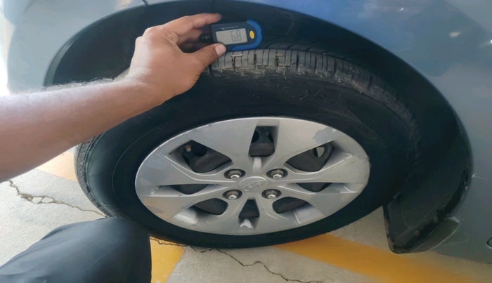 2014 Hyundai Xcent BASE 1.2, Petrol, Manual, 1,37,091 km, tyre