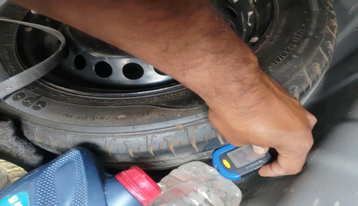 2014 Hyundai Xcent BASE 1.2, Petrol, Manual, 1,37,091 km, tyre