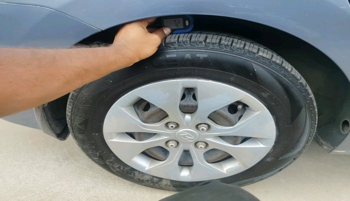 2014 Hyundai Xcent BASE 1.2, Petrol, Manual, 1,37,091 km, tyre